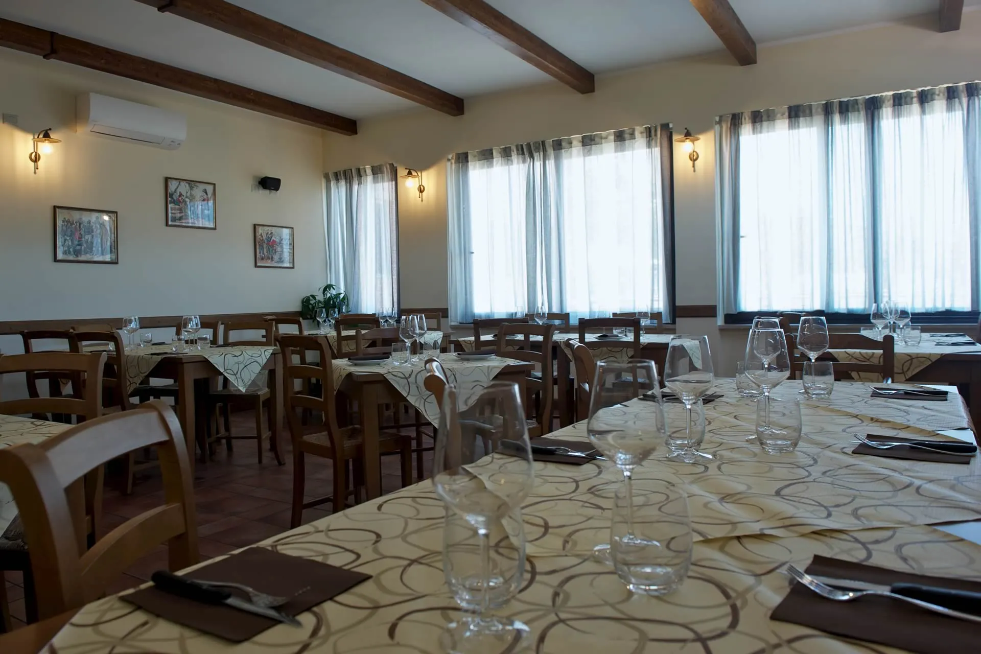Sala interna Osteria La Portella